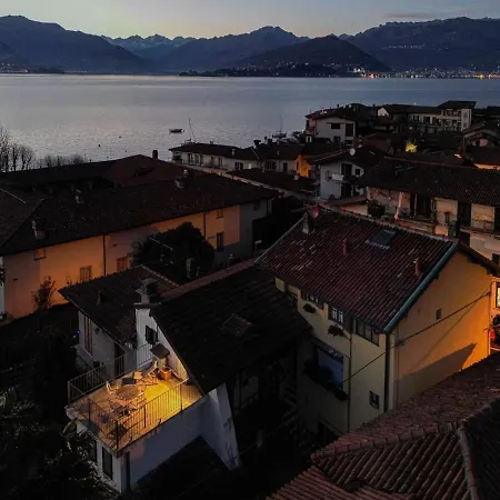 Romantic Attic Retreat With Panoramic Terrace, Steps From The Appartement