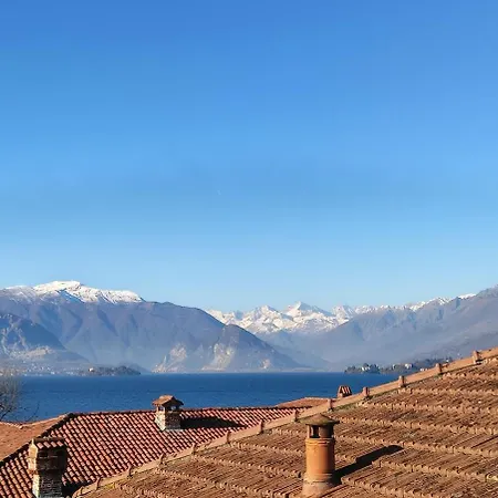 Romantic Attic Retreat With Panoramic Terrace, Steps From The * Cerro (Laveno-Mombello)