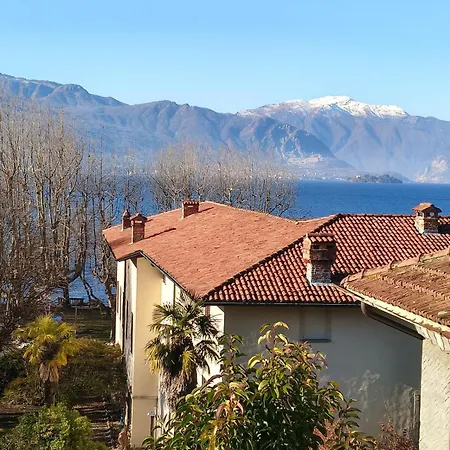 Romantic Attic Retreat With Panoramic Terrace, Steps From The Appartement Cerro (Laveno-Mombello)