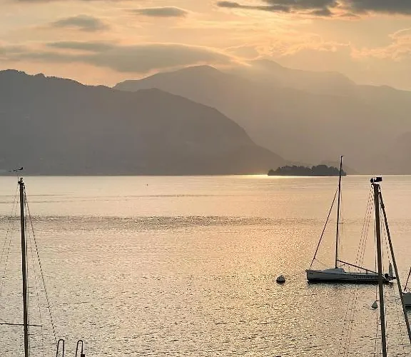 Apartament Romantic Attic Retreat With Panoramic Terrace, Steps From The *