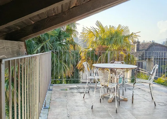 Romantic Attic Retreat With Panoramic Terrace, Steps From The * Cerro (Laveno-Mombello)