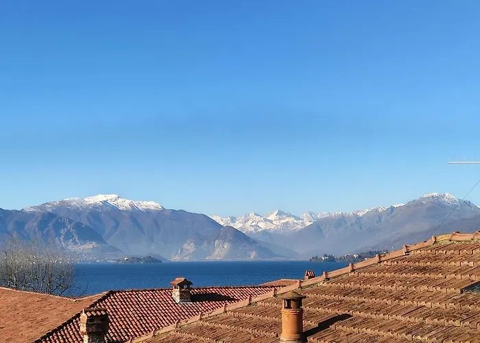 Romantic Attic Retreat With Panoramic Terrace, Steps From The * Cerro (Laveno-Mombello)
